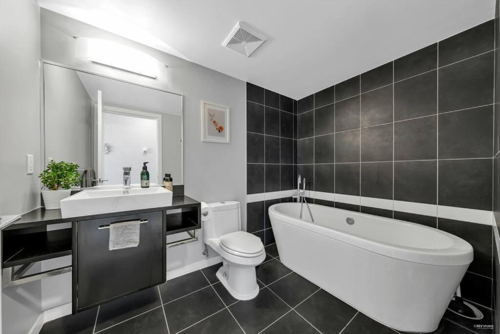 Spacious Dt 2-Bdr High-Rise With View, Pool, Gym Vancouver Zewnętrze zdjęcie