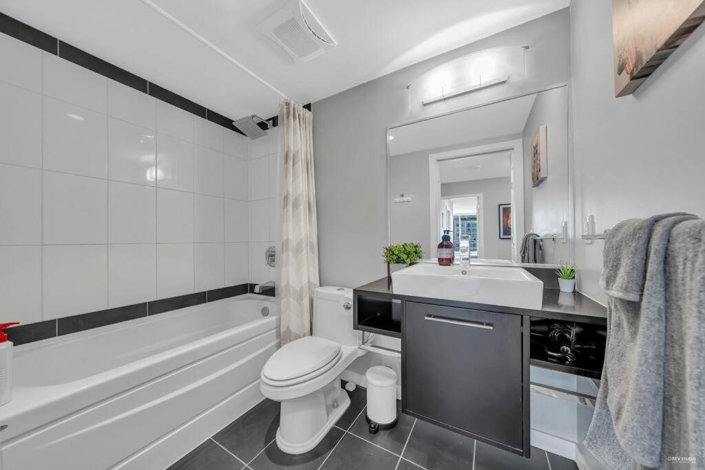 Spacious Dt 2-Bdr High-Rise With View, Pool, Gym Vancouver Zewnętrze zdjęcie
