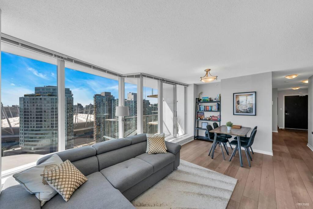 Spacious Dt 2-Bdr High-Rise With View, Pool, Gym Vancouver Zewnętrze zdjęcie