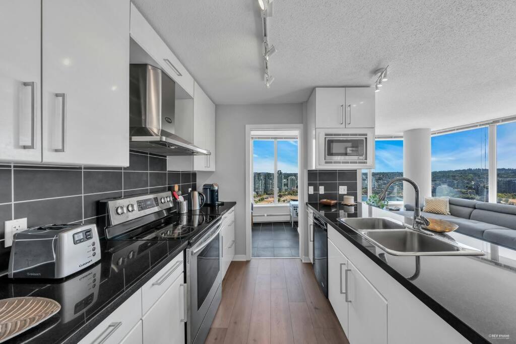 Spacious Dt 2-Bdr High-Rise With View, Pool, Gym Vancouver Zewnętrze zdjęcie