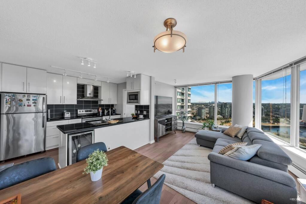 Spacious Dt 2-Bdr High-Rise With View, Pool, Gym Vancouver Zewnętrze zdjęcie