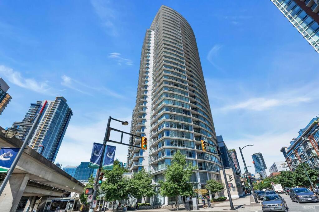 Spacious Dt 2-Bdr High-Rise With View, Pool, Gym Vancouver Zewnętrze zdjęcie