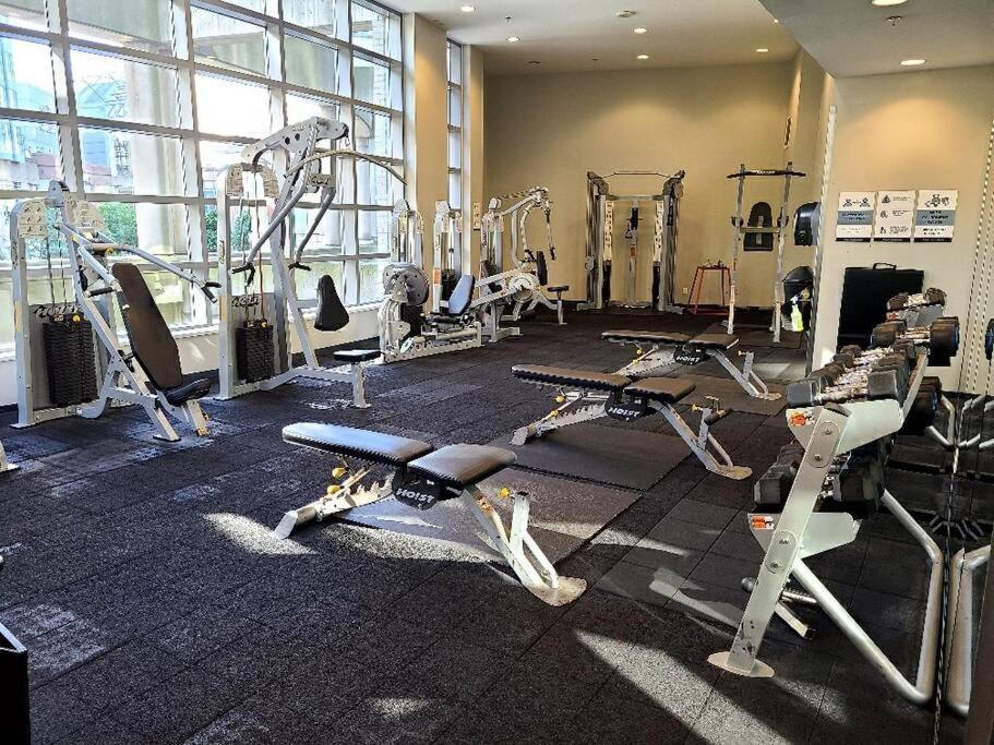 Spacious Dt 2-Bdr High-Rise With View, Pool, Gym Vancouver Zewnętrze zdjęcie